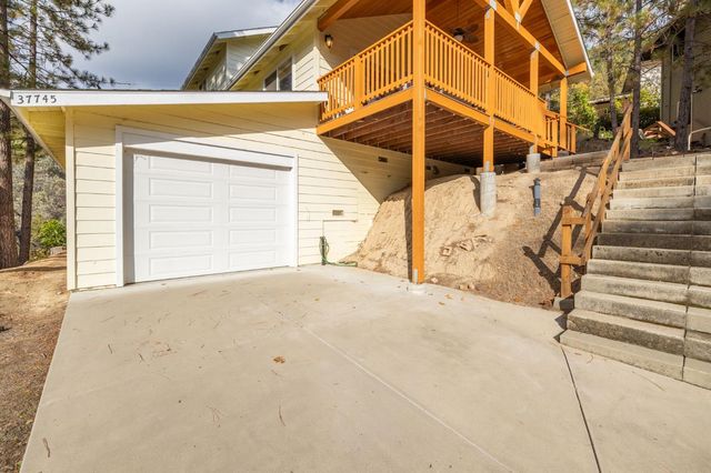 37745 Marina View Dr, Bass Lake, CA 93604