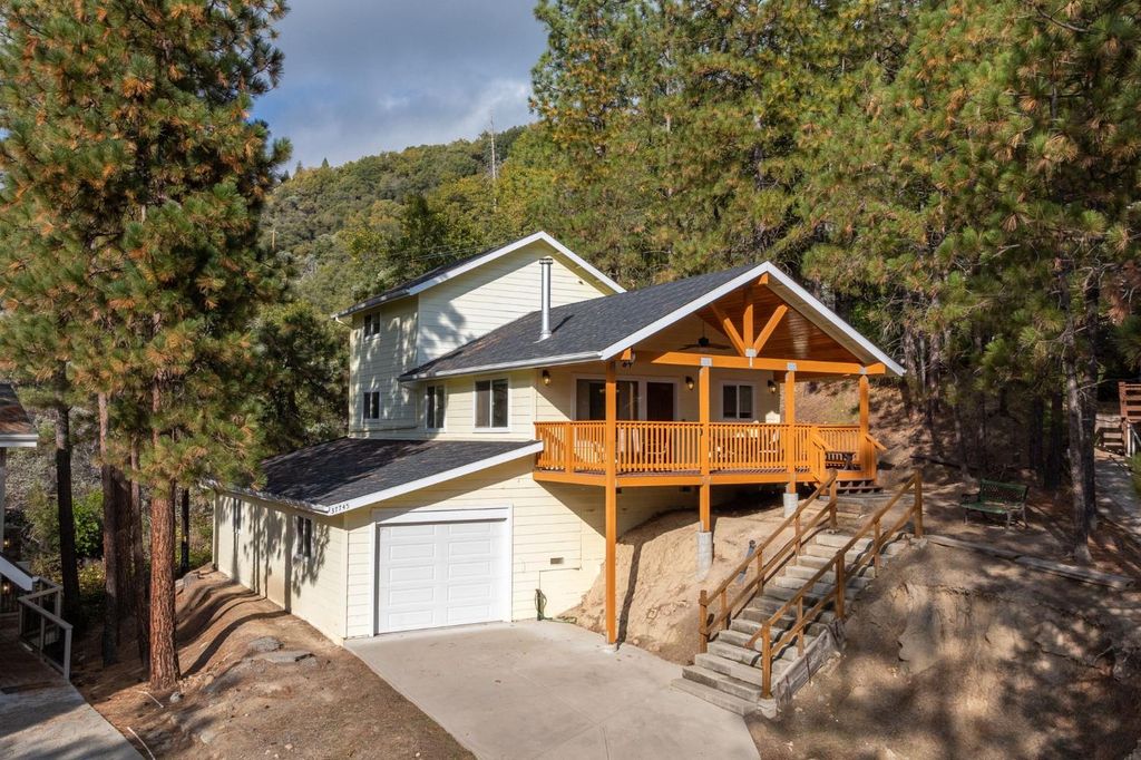 37745 Marina View Dr, Bass Lake, CA 93604