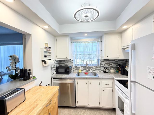 228 Canterbury J, West Palm Beach, FL 33417