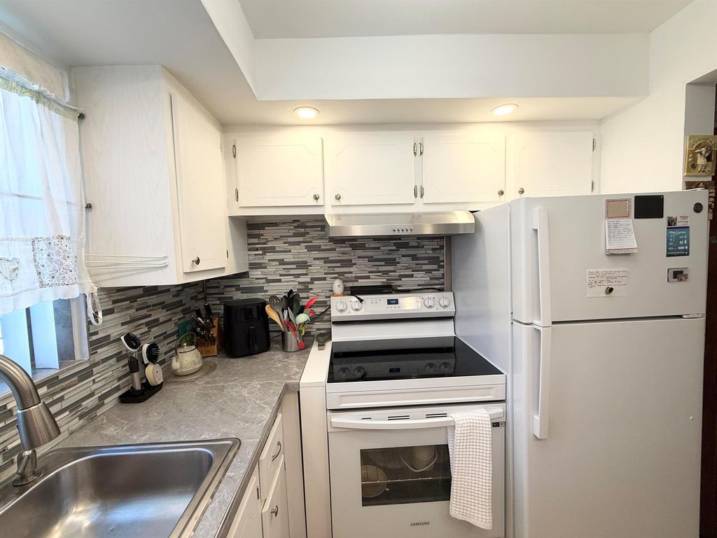 228 Canterbury J, West Palm Beach, FL 33417