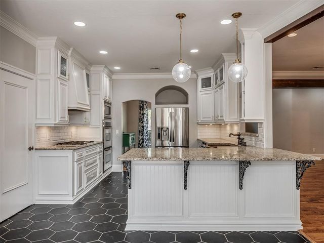 2908 Overland Way, Edmond, OK 73012