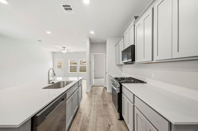 302 Amy Street, Angleton, TX 77515