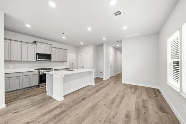 302 Amy Street, Angleton, TX 77515