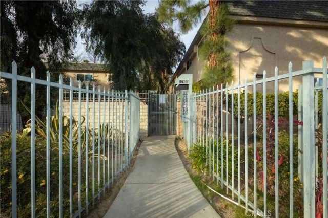 17135 Roscoe Boulevard 7, Northridge, CA 91325