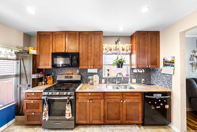 114 Smallwood Dr, San Antonio, TX 78210