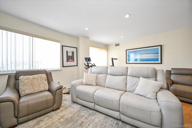 81-14 Queens Boulevard PH6C, Elmhurst, NY 11373