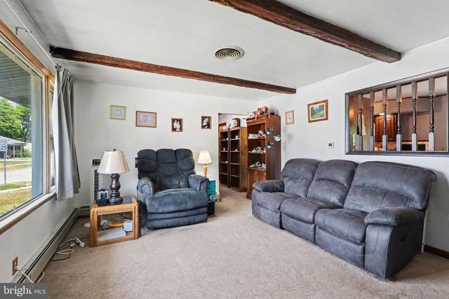 5 SHIRLEY DR, Middletown, PA 17057