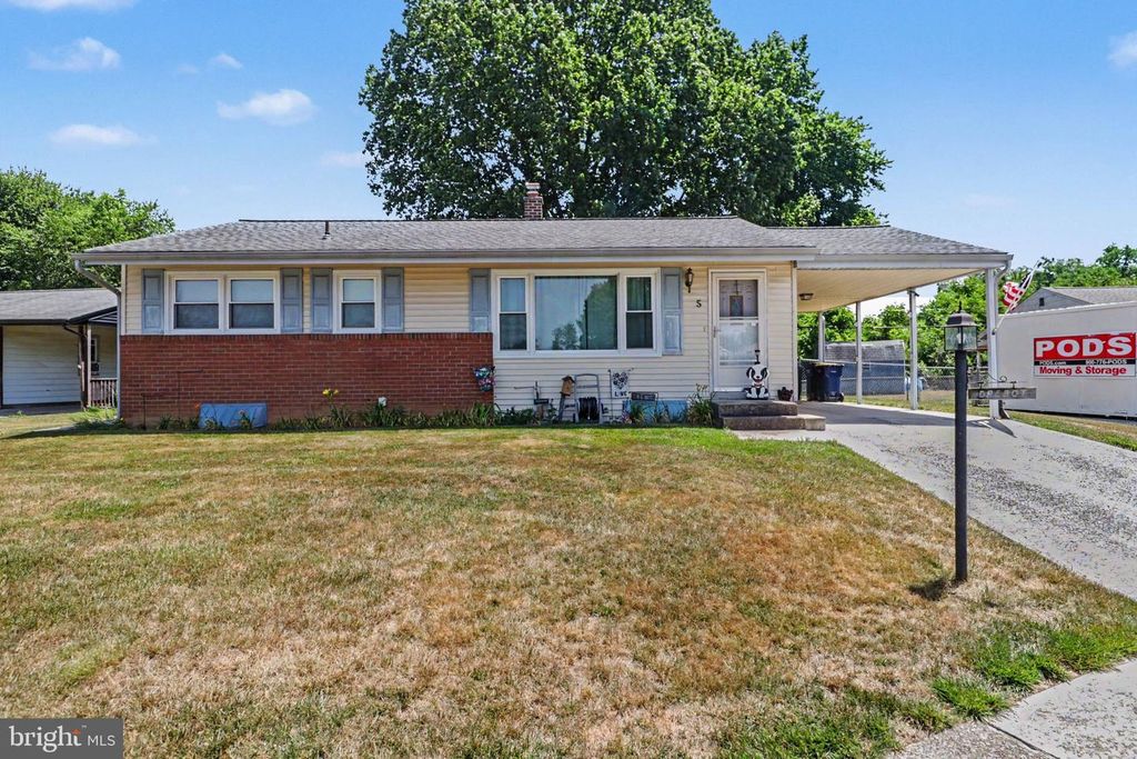 5 SHIRLEY DR, Middletown, PA 17057