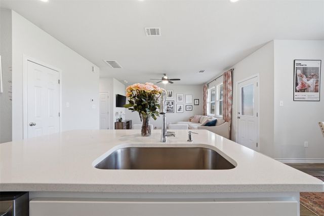 912 Eves Necklace DR, Buda, TX 78610