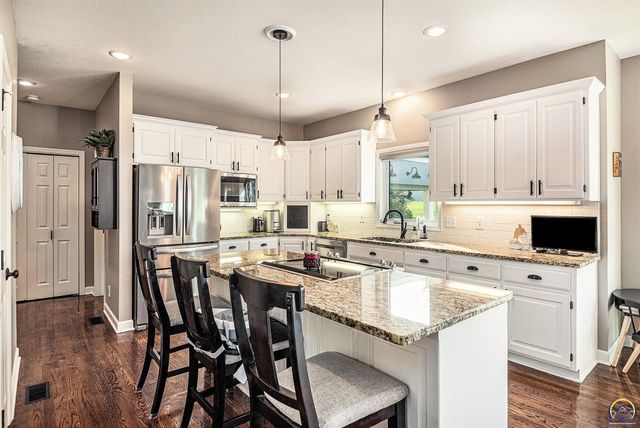 3627 SW Blue Inn RD, Topeka, KS 66614