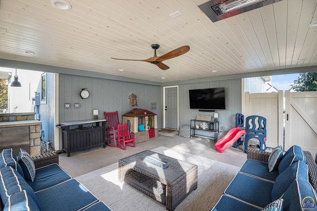 3627 SW Blue Inn RD, Topeka, KS 66614