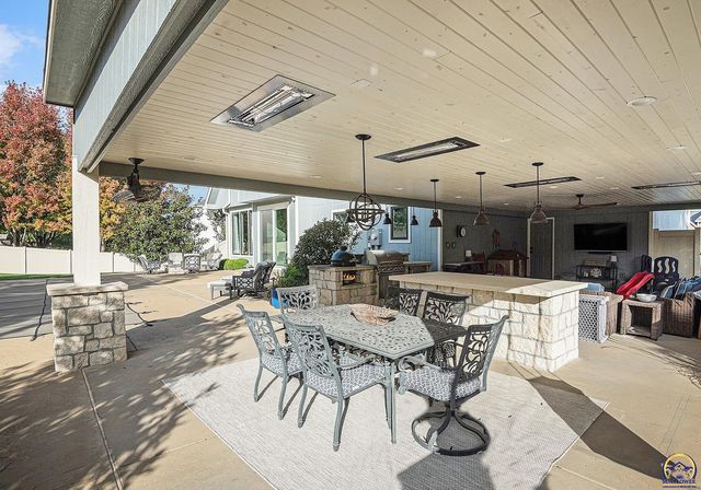 3627 SW Blue Inn RD, Topeka, KS 66614