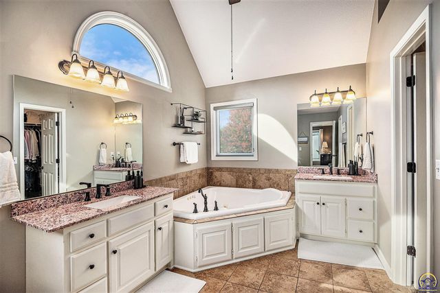 3627 SW Blue Inn RD, Topeka, KS 66614