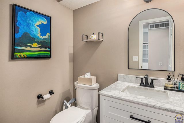 3627 SW Blue Inn RD, Topeka, KS 66614