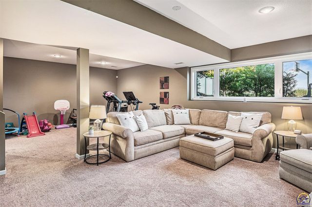 3627 SW Blue Inn RD, Topeka, KS 66614