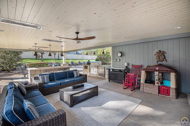 3627 SW Blue Inn RD, Topeka, KS 66614