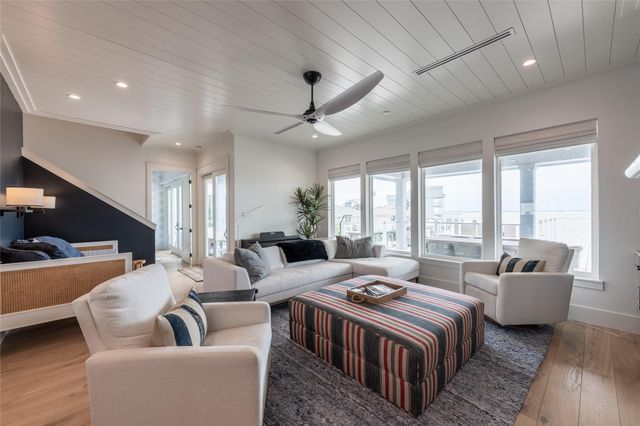 1311 Oahu Drive, Tiki Island, TX 77554