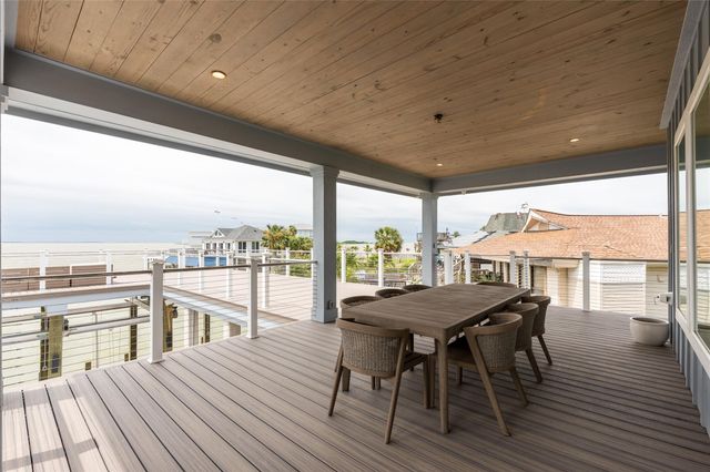 1311 Oahu Drive, Tiki Island, TX 77554