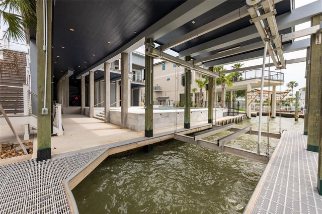 1311 Oahu Drive, Tiki Island, TX 77554