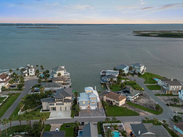 1311 Oahu Drive, Tiki Island, TX 77554