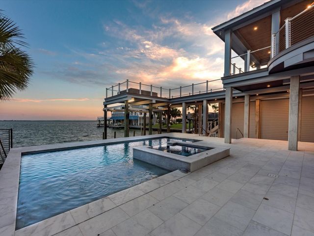 1311 Oahu Drive, Tiki Island, TX 77554