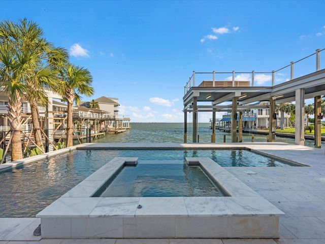 1311 Oahu Drive, Tiki Island, TX 77554