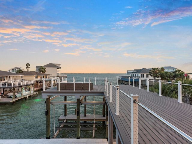 1311 Oahu Drive, Tiki Island, TX 77554