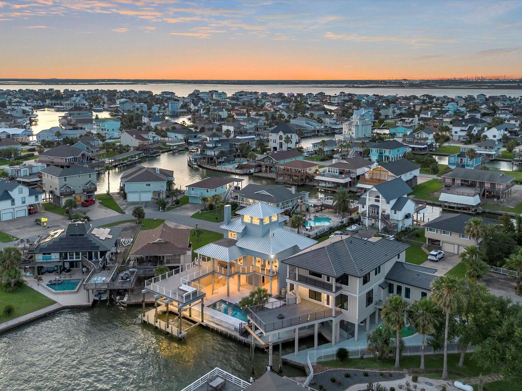 1311 Oahu Drive, Tiki Island, TX 77554