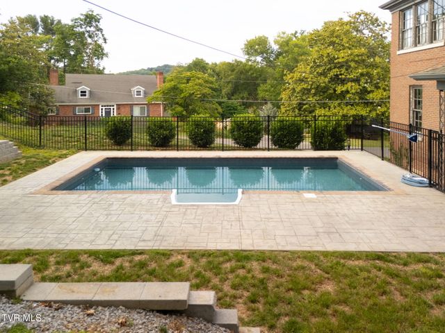 290 Long Crescent Drive, Bristol, VA 24201