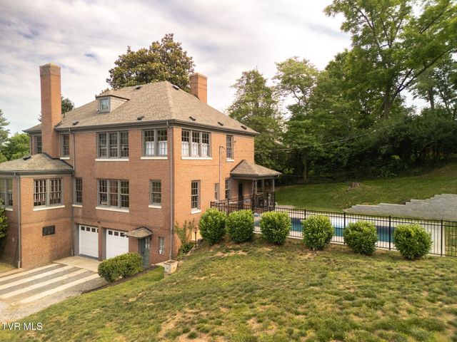 290 Long Crescent Drive, Bristol, VA 24201