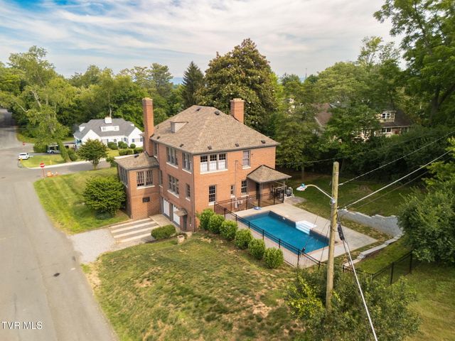 290 Long Crescent Drive, Bristol, VA 24201