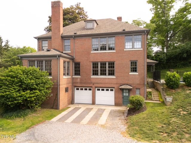 290 Long Crescent Drive, Bristol, VA 24201