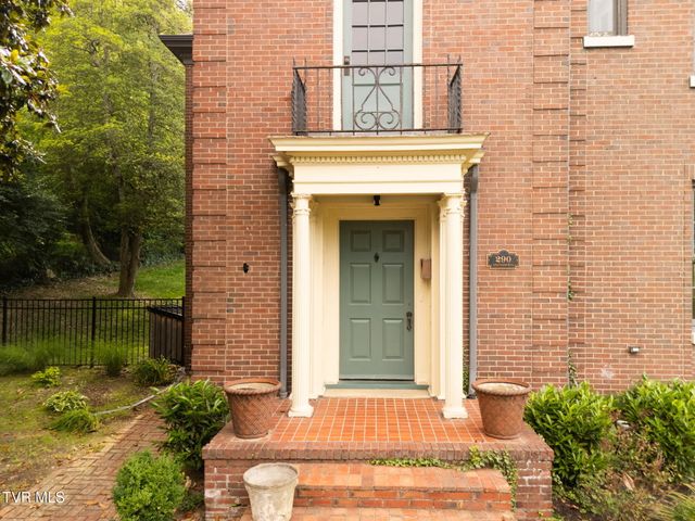 290 Long Crescent Drive, Bristol, VA 24201