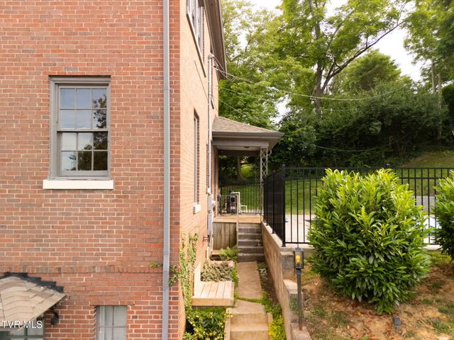 290 Long Crescent Drive, Bristol, VA 24201