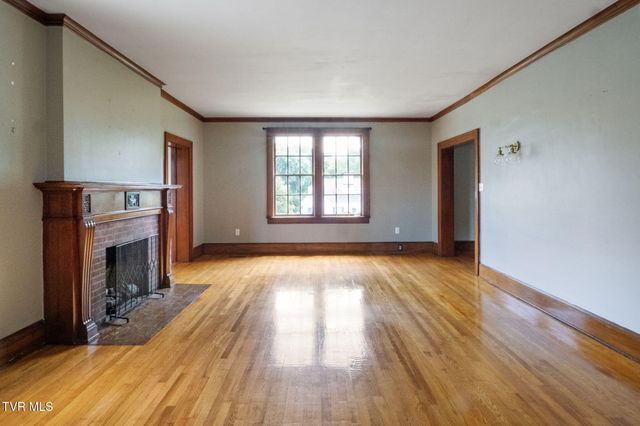 290 Long Crescent Drive, Bristol, VA 24201