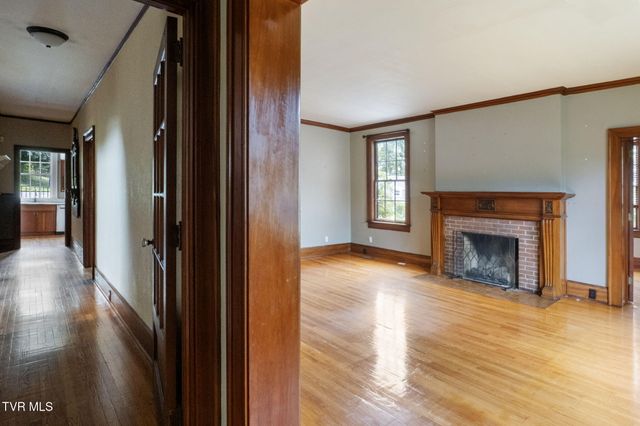 290 Long Crescent Drive, Bristol, VA 24201
