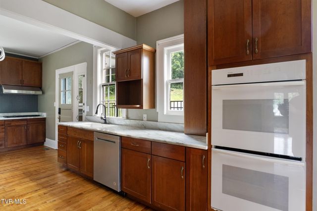 290 Long Crescent Drive, Bristol, VA 24201