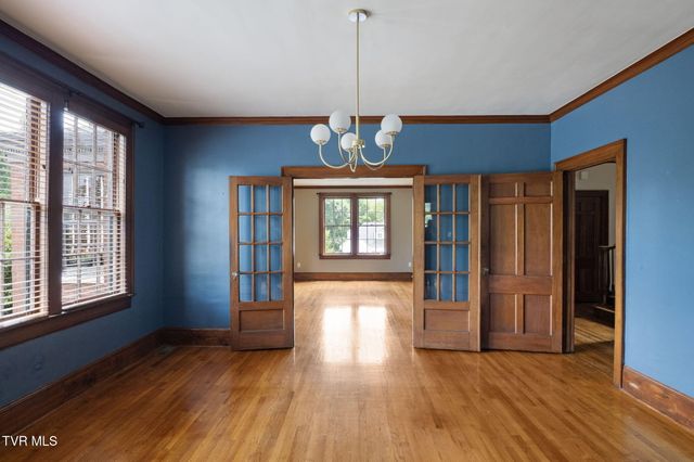 290 Long Crescent Drive, Bristol, VA 24201