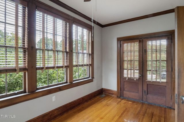 290 Long Crescent Drive, Bristol, VA 24201