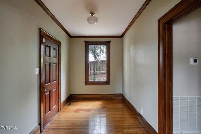 290 Long Crescent Drive, Bristol, VA 24201