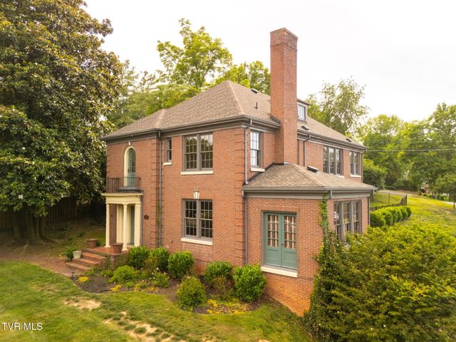 290 Long Crescent Drive, Bristol, VA 24201