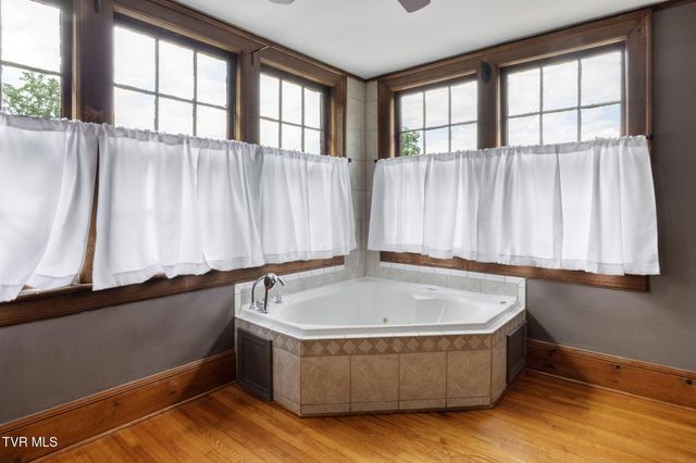 290 Long Crescent Drive, Bristol, VA 24201