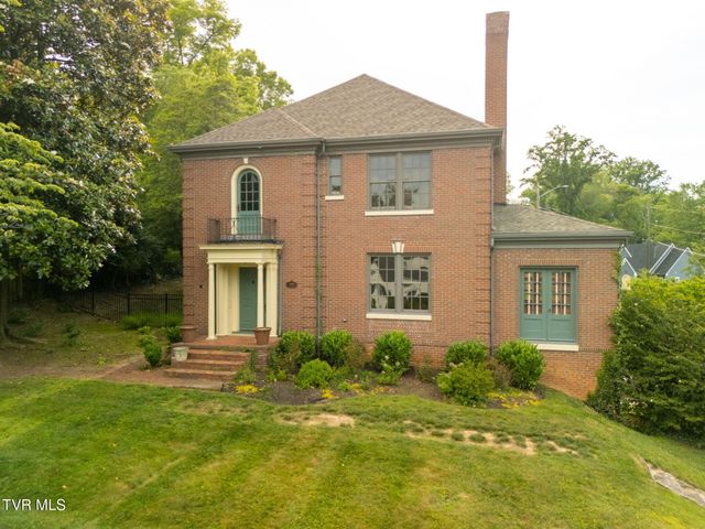 290 Long Crescent Drive, Bristol, VA 24201