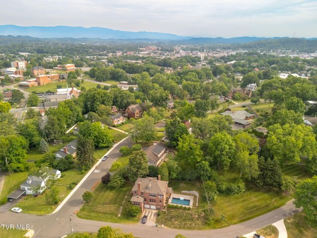 290 Long Crescent Drive, Bristol, VA 24201