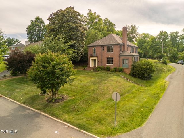290 Long Crescent Drive, Bristol, VA 24201