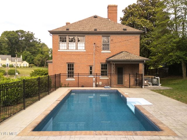 290 Long Crescent Drive, Bristol, VA 24201