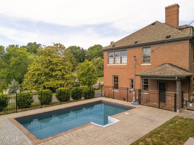 290 Long Crescent Drive, Bristol, VA 24201