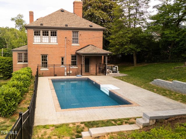 290 Long Crescent Drive, Bristol, VA 24201