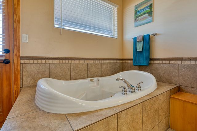 6809 CHAPINGO Road NE, Rio Rancho, NM 87144