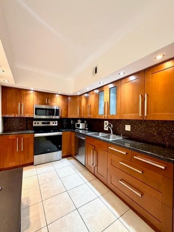 Image 7 of property listing at 3901 S Ocean Dr 7M, Hollywood, FL 33019